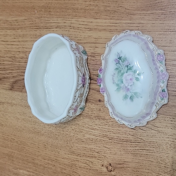 Beautiful Lidded Ornate Jewelry Trinket Box Flowers 3 1/2" x 2 1/2" x 2" - Picture 3 of 5